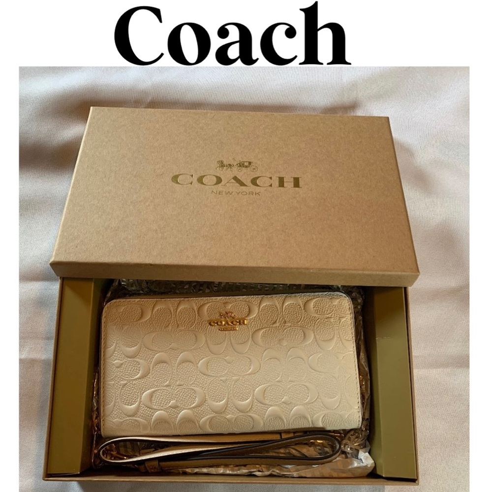 🎉Host Pick🎉 NWT White Embossed Coach Wallet  / Wristlet in White with Bo…